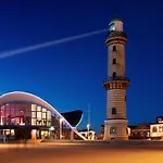 Mond, Am Warnemünder Kirchenplatz *