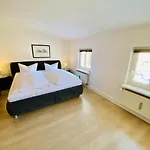 Mond, am Warnemünder Kirchenplatz