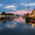 Mond, am Warnemünder Kirchenplatz
