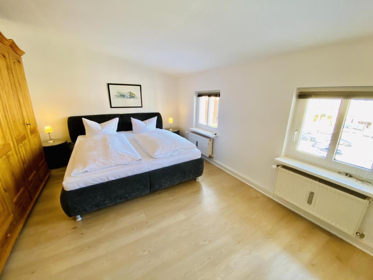 Mond, Am Warnemünder Kirchenplatz * Rostock