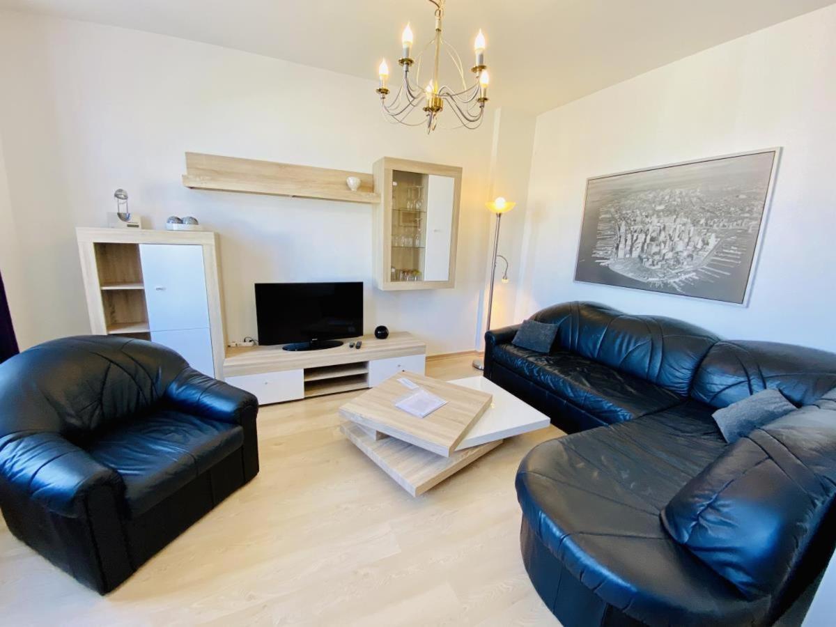 Mond, Am Warnemünder Kirchenplatz *